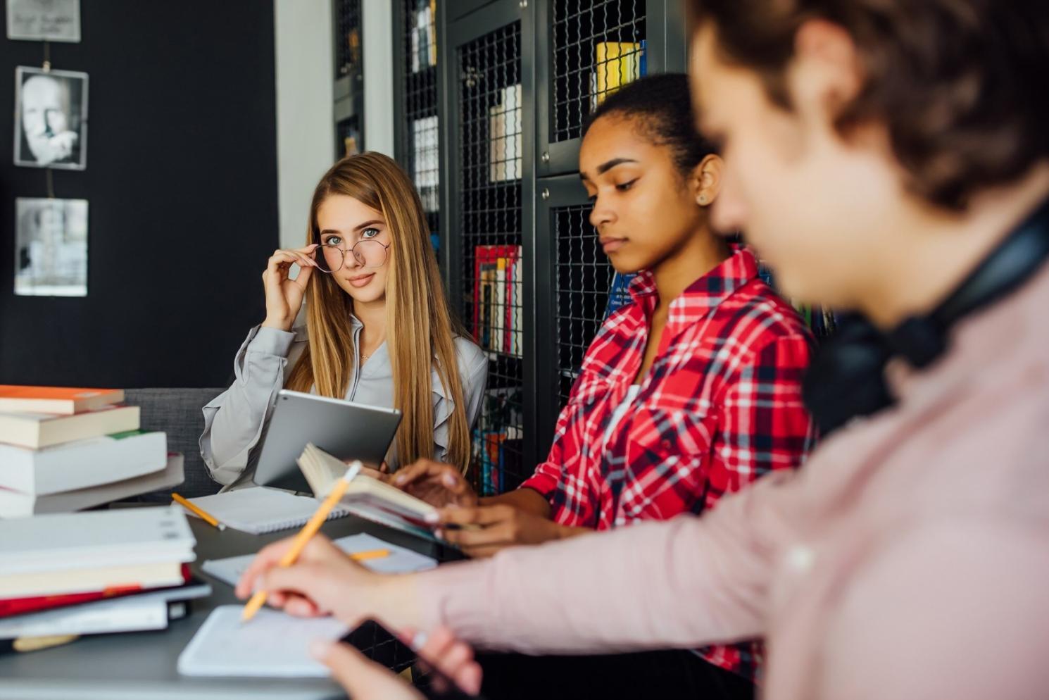 Professionisti durante sessione di analisi competitiva finanziaria