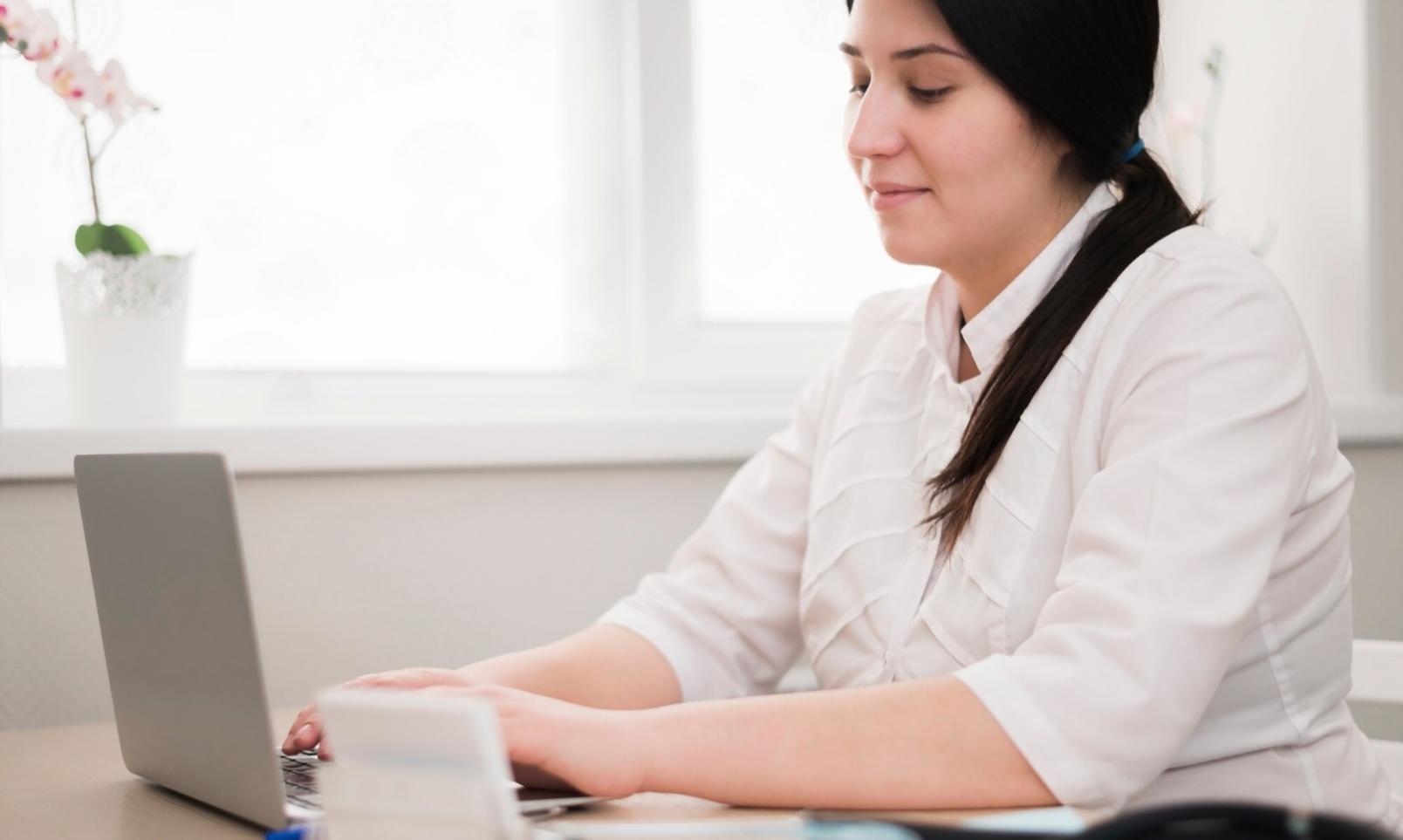 Ambiente di lavoro moderno per analisi finanziaria